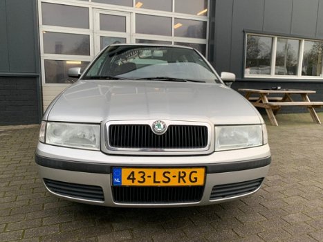 Skoda Octavia Combi - 1.6 Comfort APK | AIRCO | Cruise | Elektr. ramen | Trekhaak | Etc - 1