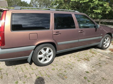 Volvo V70 2.5 T AWD Luxury Cross Country - 4