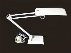 Witte bureaulamp Fins design