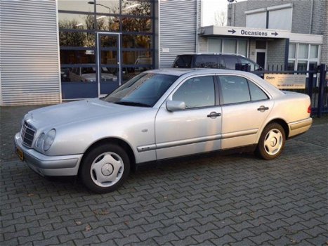 Mercedes-Benz E-klasse - 220 D 54000KM SCHUIFDAK NAVIGATIE FISCAAL VRIENDELIJK UNIEK - 1