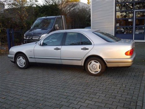 Mercedes-Benz E-klasse - 220 D 54000KM SCHUIFDAK NAVIGATIE FISCAAL VRIENDELIJK UNIEK - 1