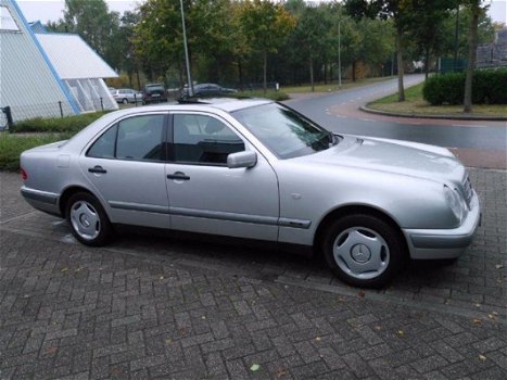 Mercedes-Benz E-klasse - 220 D 54000KM SCHUIFDAK NAVIGATIE FISCAAL VRIENDELIJK UNIEK - 1