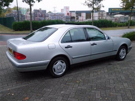 Mercedes-Benz E-klasse - 220 D 54000KM SCHUIFDAK NAVIGATIE FISCAAL VRIENDELIJK UNIEK - 1