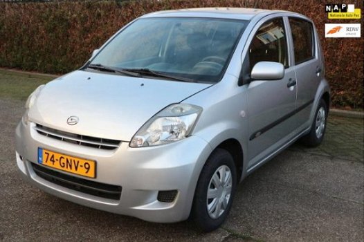 Daihatsu Sirion 2 - 1.0-12V Premium NETTE EN GOEDE AUTO - 1