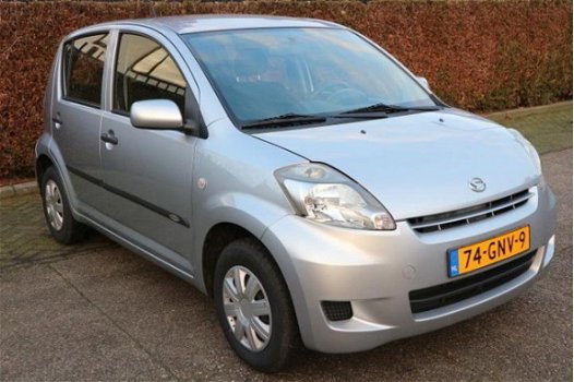 Daihatsu Sirion 2 - 1.0-12V Premium NETTE EN GOEDE AUTO - 1