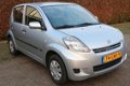 Daihatsu Sirion 2 - 1.0-12V Premium NETTE EN GOEDE AUTO - 1 - Thumbnail