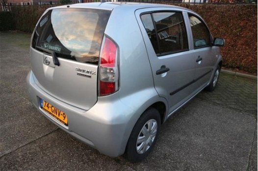 Daihatsu Sirion 2 - 1.0-12V Premium NETTE EN GOEDE AUTO - 1