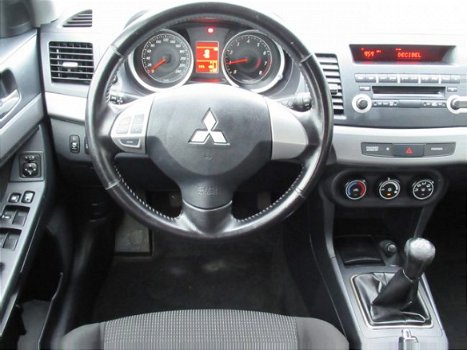 Mitsubishi Lancer Sportback - 1.5 Edition One, Airconditioning / 16'' LMV / Parkeersensoren achter - 1