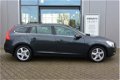 Volvo V60 - 2.0T 203PK Automaat / Momentum / 17 inch LMV / PDC v+a / Trekhaak / Full Map Navi / Voll - 1 - Thumbnail