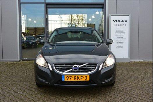 Volvo V60 - 2.0T 203PK Automaat / Momentum / 17 inch LMV / PDC v+a / Trekhaak / Full Map Navi / Voll - 1