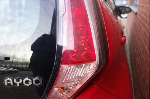 Toyota Aygo - 1.0 VVT-i x-play Navigatie 5drs All Season banden - 1