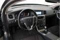 Volvo V60 - 2.0 D3 Momentum Business | Navigatie | Xenon | Trekhaak - 1 - Thumbnail