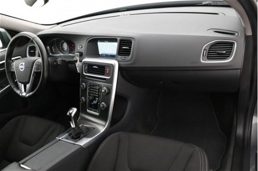 Volvo V60 - 2.0 D3 Momentum Business | Navigatie | Xenon | Trekhaak - 1