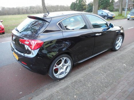 Alfa Romeo Giulietta - 1.4 Turbo MultiAir 170pk Distinctive. Rood leer - 1