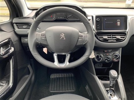 Peugeot 208 - 1.2 Puretech 110pk EAT6 Signature Parkeersensoren, Navigatie - 1