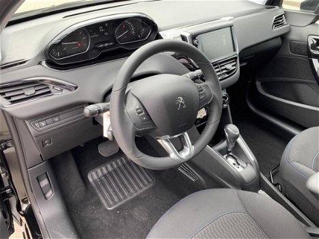 Peugeot 208 - 1.2 Puretech 110pk EAT6 Signature Parkeersensoren, Navigatie - 1