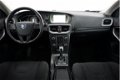 Volvo V40 - 2.0 D2 Momentum Automaat | Navigatie | Parkeersensoren achter | - 1 - Thumbnail