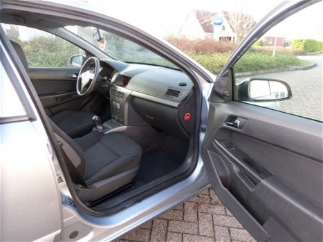 Opel Astra - 1.6 Essentia - 1