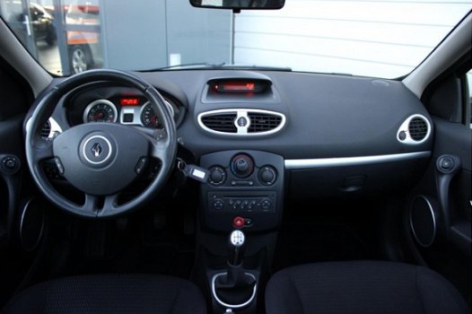 Renault Clio - 1.4-16V Dynamique Luxe Airco/Cruise/Elek.Ramen/C.V./Panodak/Trekhaak/APK:22-8-2020 - 1
