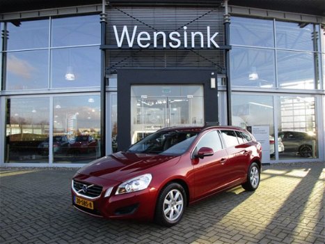 Volvo V60 - 2.0T Momentum Navigatie | Cruise control | Climate control | Afneembare trekhaak | - 1