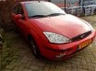 Ford Focus - 1.6-16V Futura scheur op de voorraam, buiten is niet netjes - 1 - Thumbnail