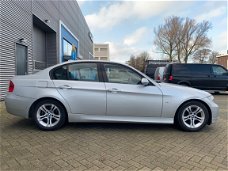 BMW 3-serie - 318i Business Line ✅NAP, 6BAK, NAVI, XENON, PDC, AIRCO, CRUISE