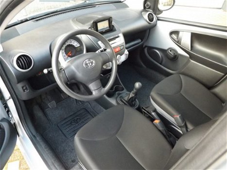 Toyota Aygo - 1.0 VVT-i Now 5-drs Navigatie / Airconditioning / LM velgen - 1