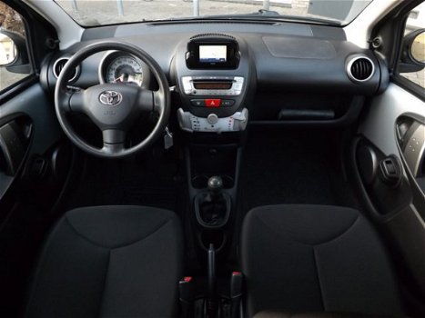 Toyota Aygo - 1.0 VVT-i Now 5-drs Navigatie / Airconditioning / LM velgen - 1