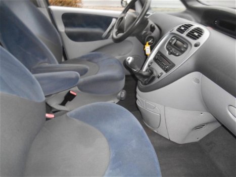 Citroën Xsara Picasso - 1.8i-16V Différence 2 - 1