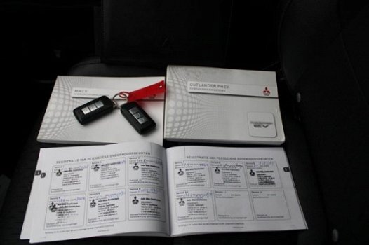 Mitsubishi Outlander - 2.0 PHEV 4WD Business automaat navi/ECC/cruise/trekhaak - 1