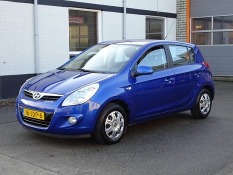 Hyundai i20 - 1.4i DynamicVersion Airco, elektrische ramen en centrale vergrendeling - 1