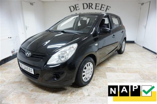 Hyundai i20 - 1.4i DynamicVersion ZONDAG ' s open van 12-tot 17 uur - 1