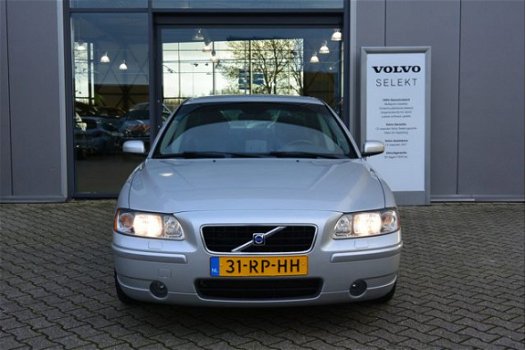 Volvo S60 - 2.4 140pk Momentum / Navigatie / Trekhaak / Stoelverwarming / Clima / Regensensor / Half - 1