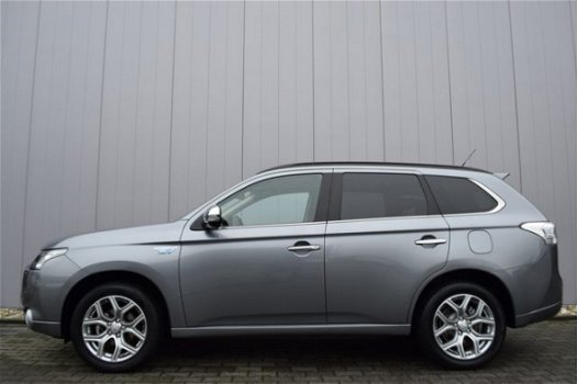 Mitsubishi Outlander - 2.0 PHEV Executive Edition Xenon, Half Leder, Full Map Navi, Trekhaak, Camera - 1