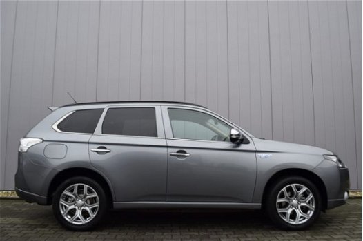 Mitsubishi Outlander - 2.0 PHEV Executive Edition Xenon, Half Leder, Full Map Navi, Trekhaak, Camera - 1