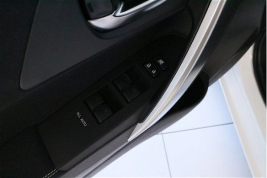 Toyota Auris - 1.8 Hybrid Executive | Parkeer camera | Climate control | Lm Velgen | Stoelverwarming - 1