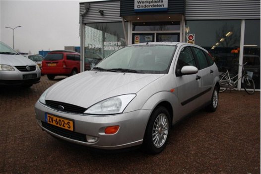 Ford Focus - 1.6 I TREND 5D AUT Ghia - 1