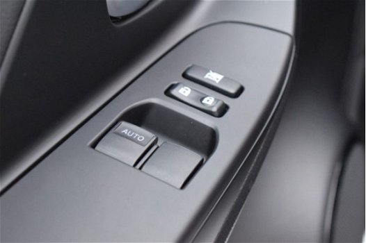 Toyota Yaris - 1.5 Hybrid 100pk Design Sport Automaat | Stoelverwarming | Navigatie | Safety Sense | - 1