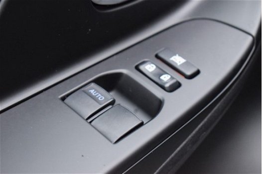 Toyota Yaris - 1.5 Hybrid 100pk Design Sport automaat | Stoelverwarming | Navigatie | Safety Sense | - 1