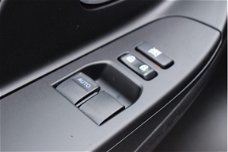 Toyota Yaris - 1.5 Hybrid 100pk Design Sport automaat | Stoelverwarming | Navigatie | Safety Sense |