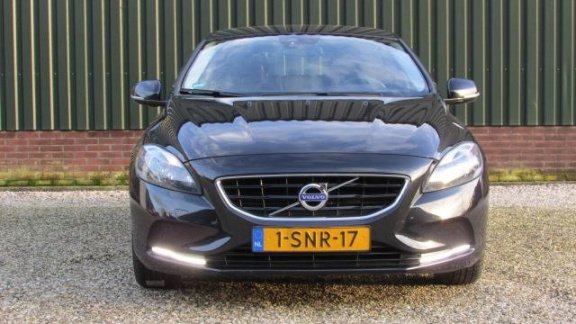 Volvo V40 - 1.6 D2 Momentum 17Inch/NL auto/Dealer onderhouden - 1