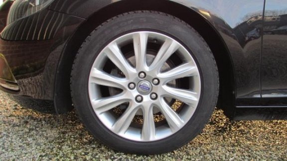 Volvo V40 - 1.6 D2 Momentum 17Inch/NL auto/Dealer onderhouden - 1