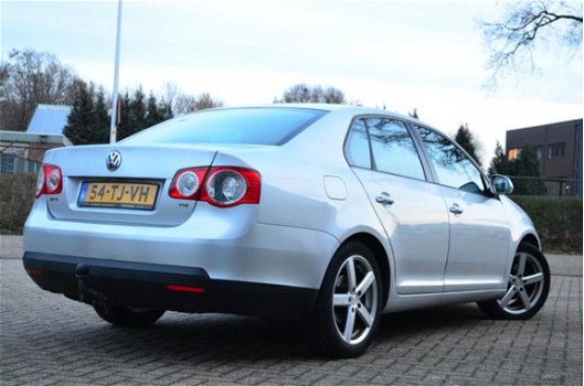 Volkswagen Jetta - 1.6 FSI Sportline / NAVI / Mooie auto - 1