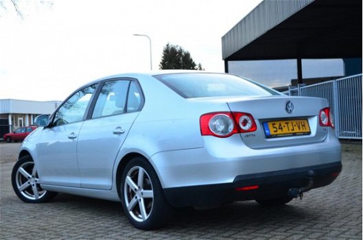 Volkswagen Jetta - 1.6 FSI Sportline / NAVI / Mooie auto - 1