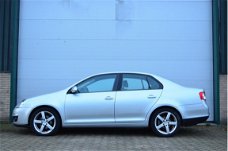 Volkswagen Jetta - 1.6 FSI Sportline / NAVI / Mooie auto