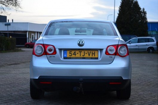 Volkswagen Jetta - 1.6 FSI Sportline / NAVI / Mooie auto - 1