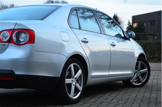 Volkswagen Jetta - 1.6 FSI Sportline / NAVI / Mooie auto - 1