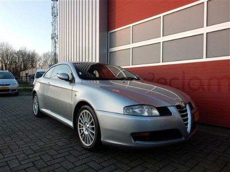 Alfa Romeo GT - 1.9 JTD Distinctive leder/bose/lmv apk 7-2020 - 1