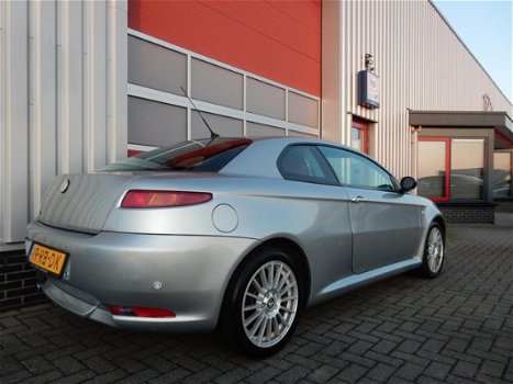 Alfa Romeo GT - 1.9 JTD Distinctive leder/bose/lmv apk 7-2020 - 1