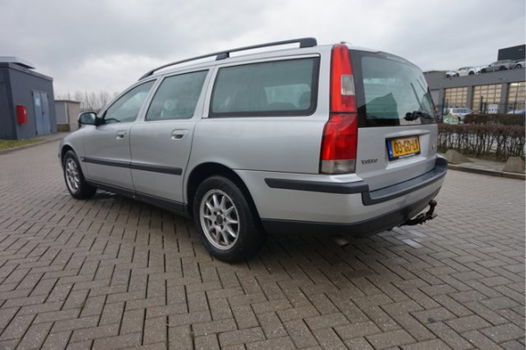 Volvo V70 - 2.4 Comfort Line , 7 PERSOONS, AIRCO, CRUISE, APK 18-05-2020 , YOUNGTIMER, TREKHAAK , RI - 1